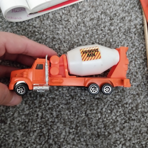 1998 Hot Wheels Cement Mixer Truck - Picture 4 of 5